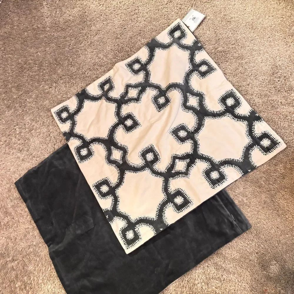 NWT Pottery Barn Set Trellis Velvet Appliqué Throw Pillow Cover Gray/Cream 20x20